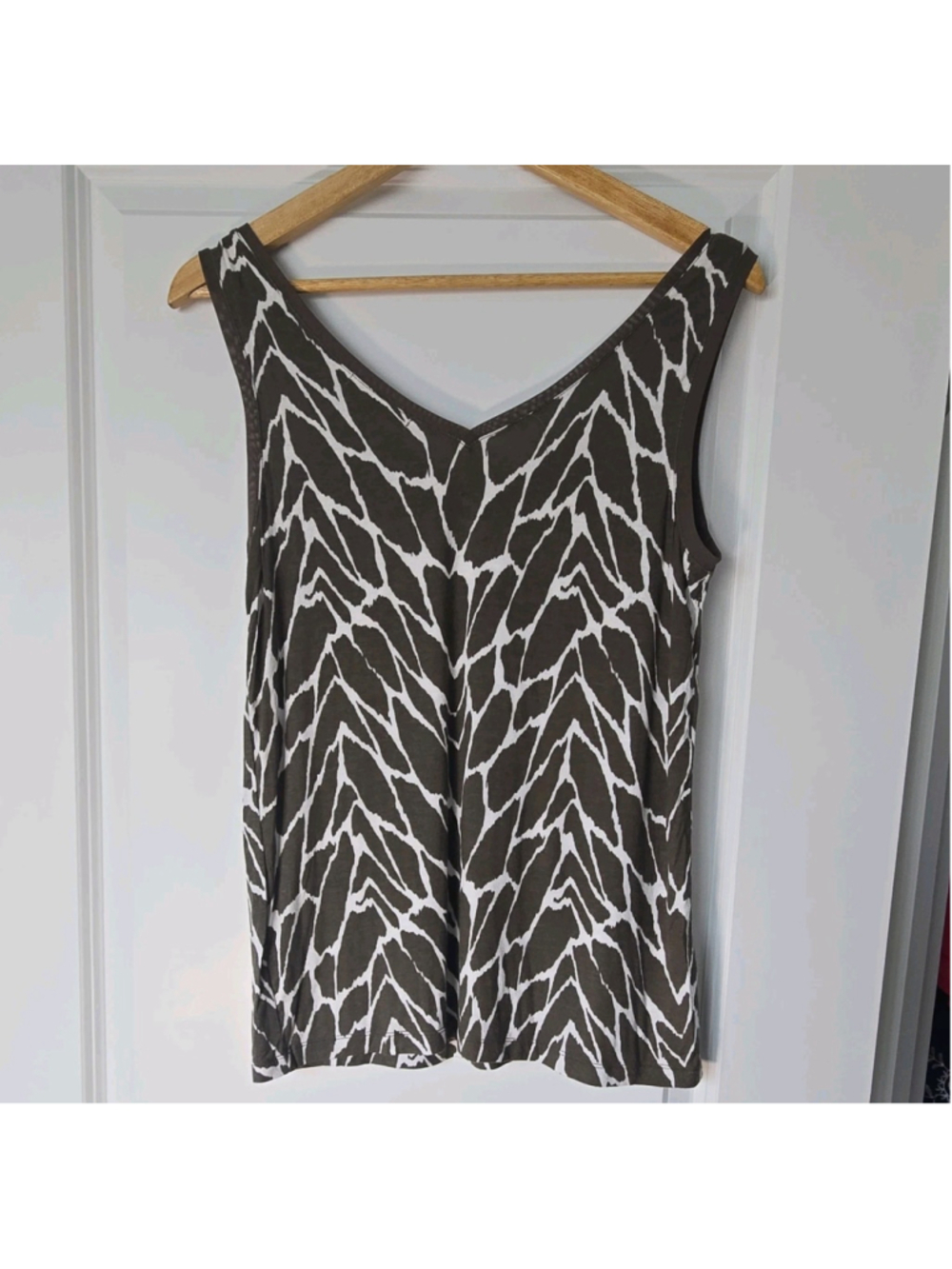 Banana Republic Animal Print V-Neck Tank Top XS Green/White Runs Big